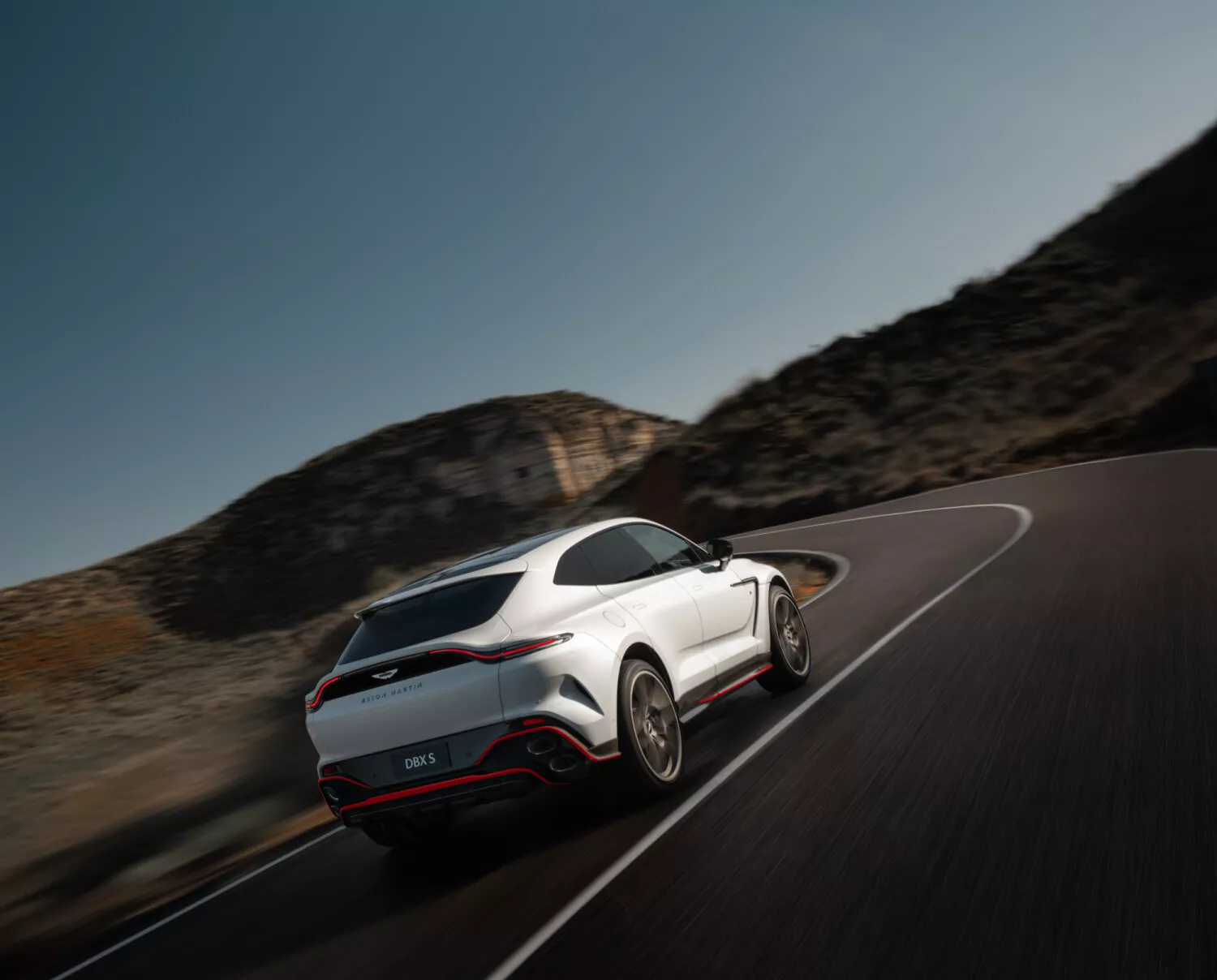 Aston Martin DBX S_3