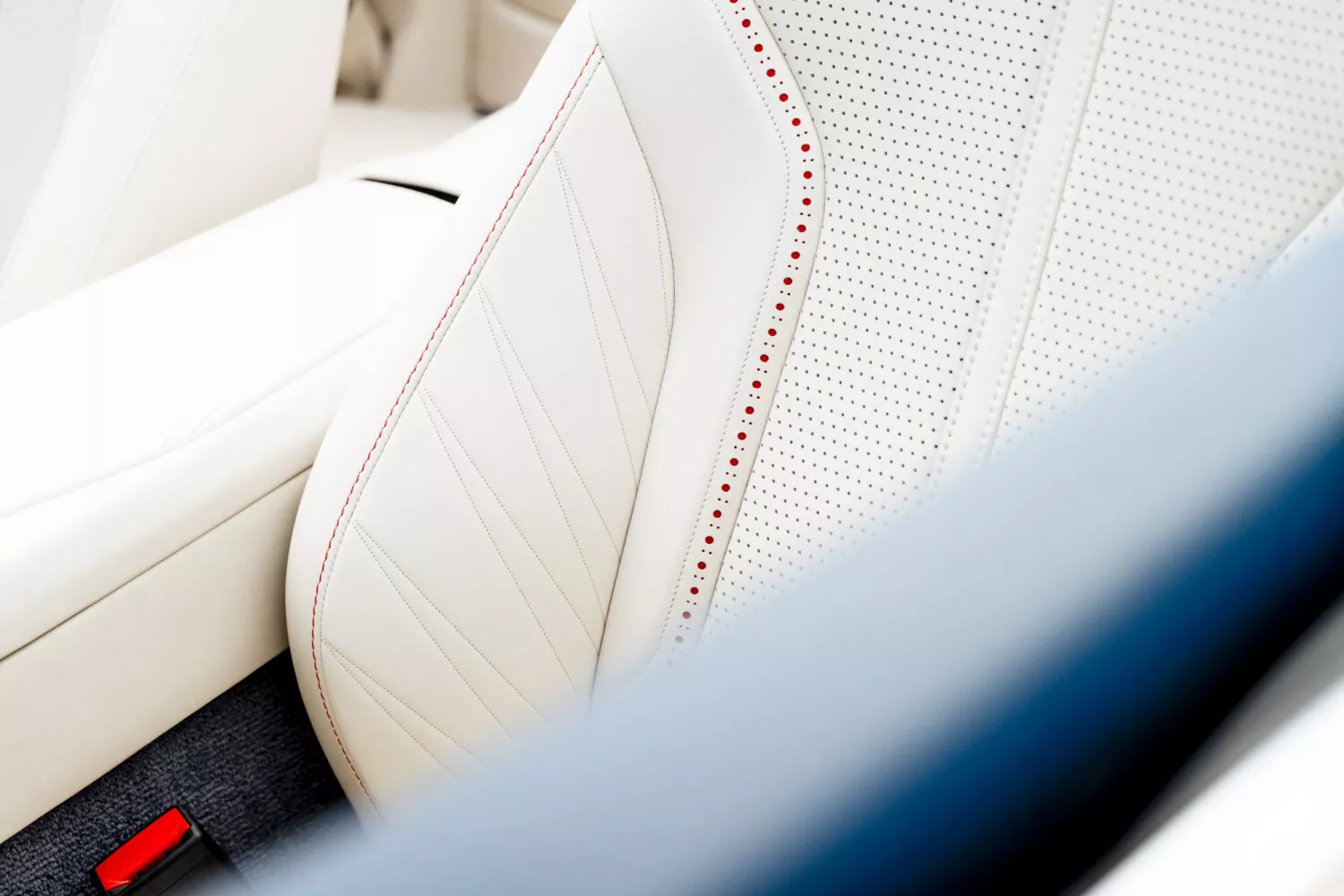 Aston Martin DB12 Volante - Palm Beach Edition 13