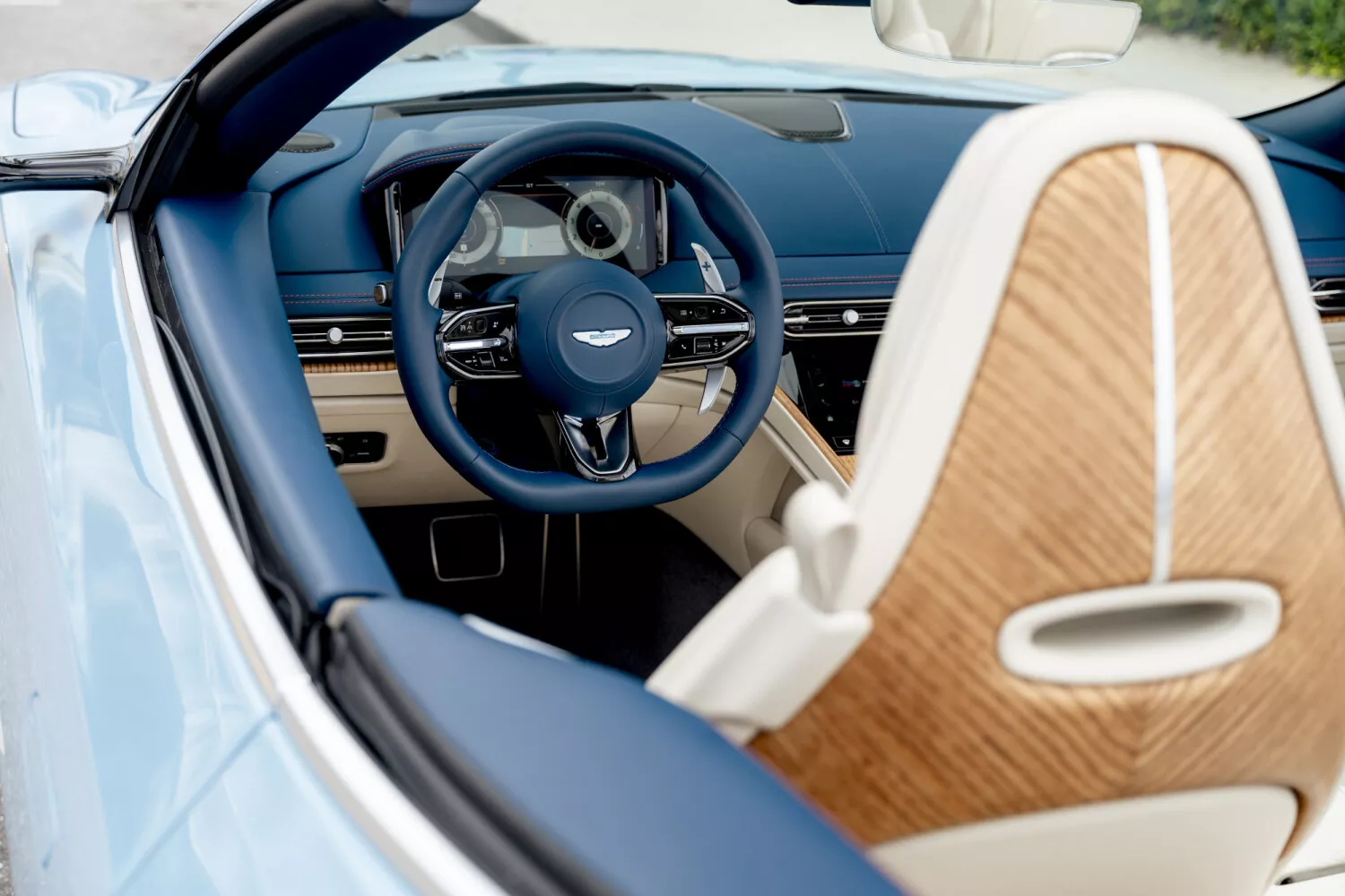 Aston Martin DB12 Volante - Palm Beach Edition 6